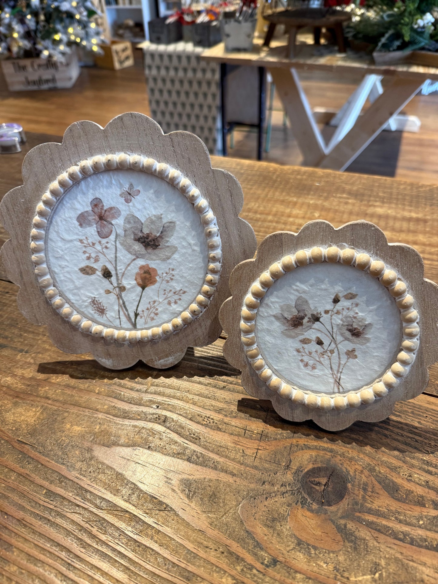 Small Scalloped Flower Frame